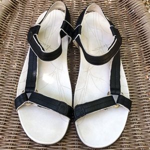 Teva sandals- EUC- RARE 4218 STYLE!